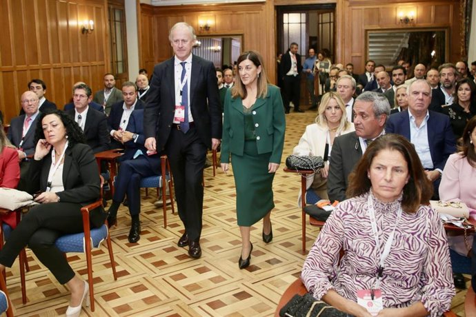 El presidente de ACEFAM, Vicente Alciturri, y la presidenta de Cantabria, María José Sáenz de Buruaga, durante el acto de Navidad