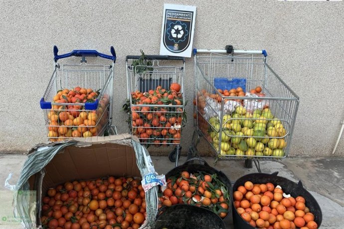 La Policía Local de Cartagena interviene 200 kilos de cítricos en el mercadillo de Ribera de San Javier