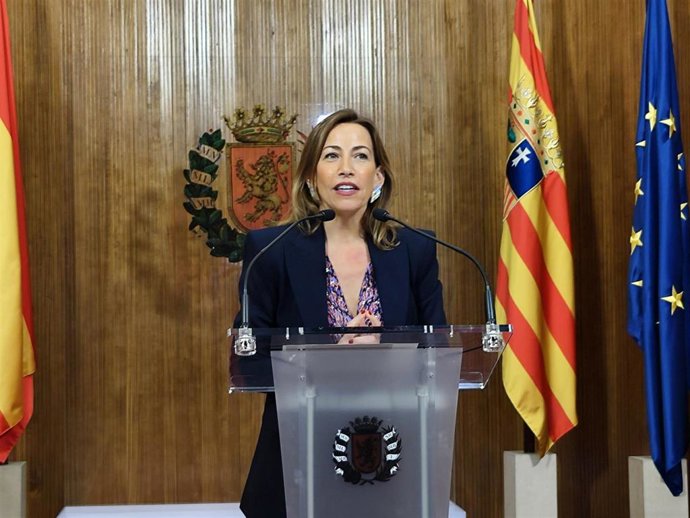 La alcadesa de Zaragoza, Natalia Chueca, en el Arco de Banderas