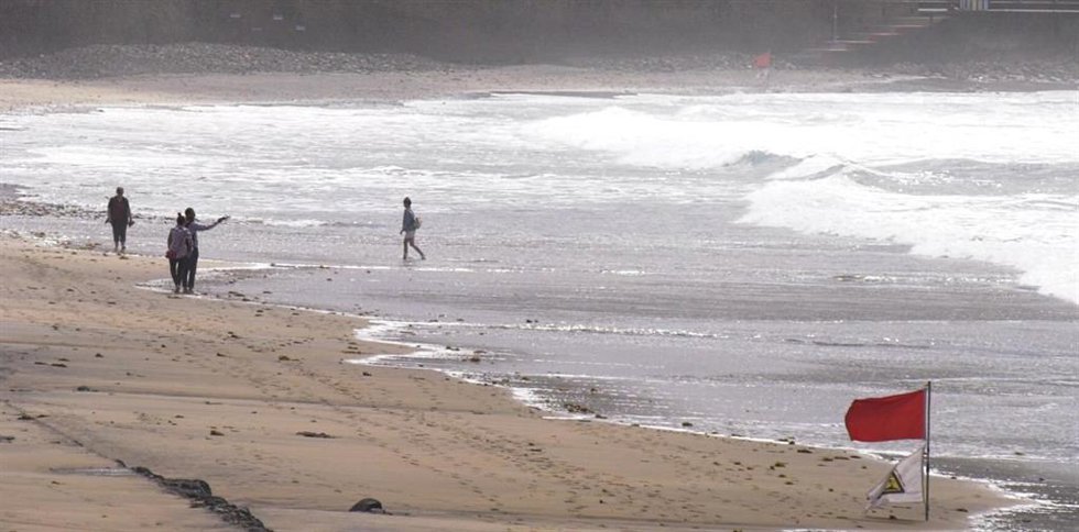 Playa de Canarias con bandera roja