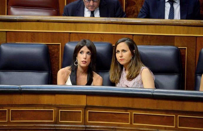 Las diputadas de Podemos Martina Velarde e Ione Belarra, en el Congreso de los Diputados.