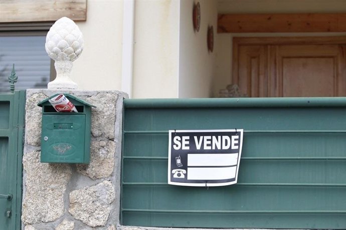 Archivo - La compraventa de vivienda caerá un 10% en 2024 y el precio medio subirá un 3%, según las previsiones de la patronal Fadei. 