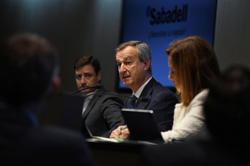 Archivo - El director financiero de Banco Sabadell, Leopoldo Alvear; el consejero delegado del Banco Sabadell, César González-Bueno.