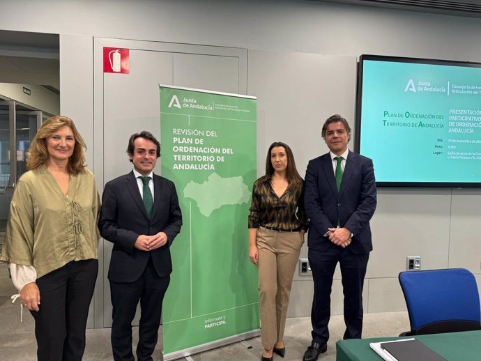 La secretaria general de la FAMP, Yolanda Sáez, con los dirigentes de la Consejería de Fomento de la Junta de Andalucía tras concluir la jornada de trabajo.