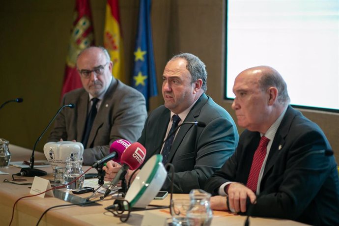 El consejero de Agricultura, Ganadería y Desarrollo Rural, Julián Martínez Lizán, en la presentación de los galardonados por la Academía de Gastronomía de C-LM.