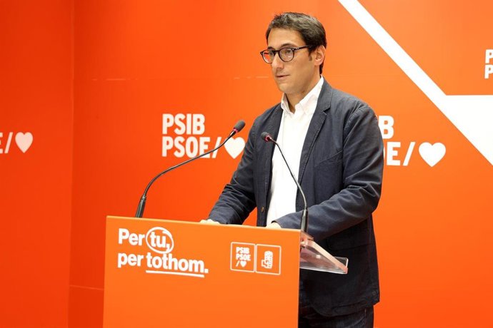 Archivo - El portavoz del PSIB en el Parlament, Iago Negueruela.