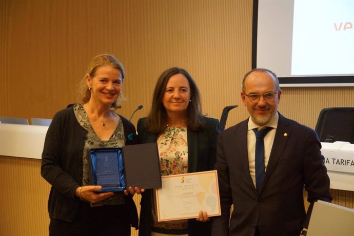 El conseller de Derechos Sociales, Carles Campuzano, y la presidenta de Caprabo, Emilia Tarifa, entregan a Esther Zapater el galardón