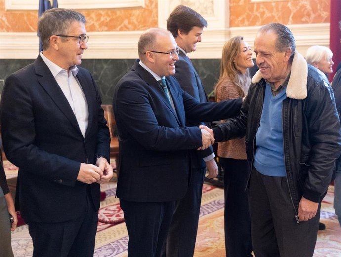 El portavoz del PSOE en el Congreso, Patxi López (i) y el portavoz del PP en el Congreso, Miguel Tellado (d), saludan a un hombre durante la I Jornada de Puertas Abiertas en el Congreso de los Diputados, a 1 de diciembre de 2023, en Madrid (España). Las