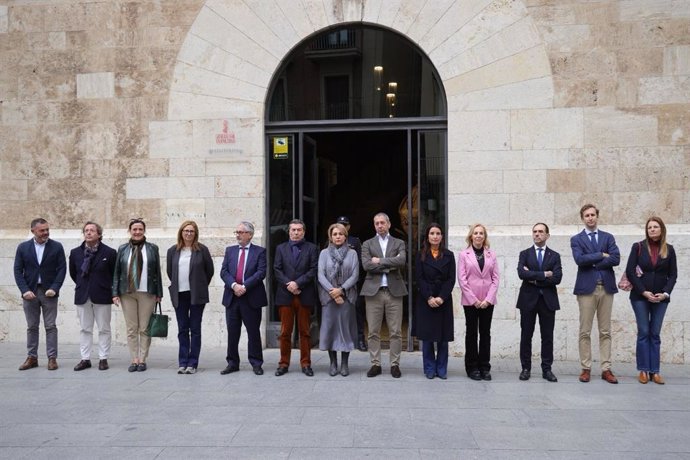 Minuto de silencio en el Palau de la Generalitat