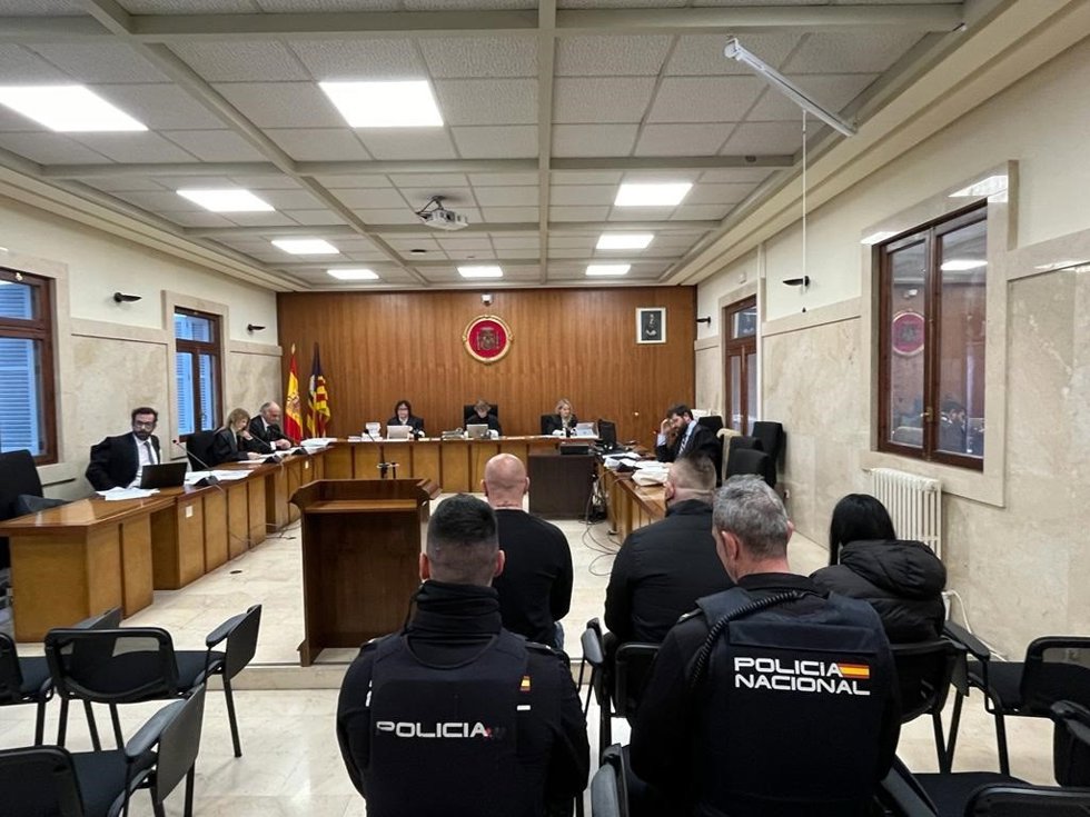 Los acusados de traficar con droga en un restaurante de Magaluf.