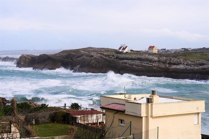 Olas rompiendo en Santander.