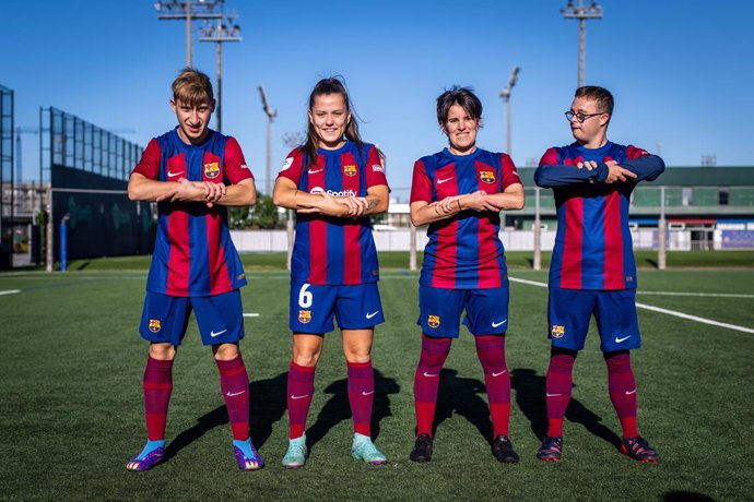 Claudia Pina junto a jugadores del Fundaci`Barça Genuine hacen la celebración por la inclusión con los brazos entrelazados