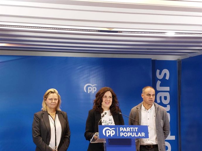 La secretaria general del PP balear y diputada en el Congreso, Sandra Fernández, junto a los senadores 'populares' por Mallorca, Maria Salom y Martí Torres, en rueda de prensa