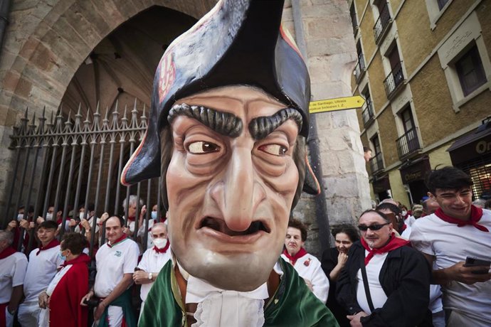 Archivo - El kiliki 'Caravinagre' durante la procesión de San Fermín