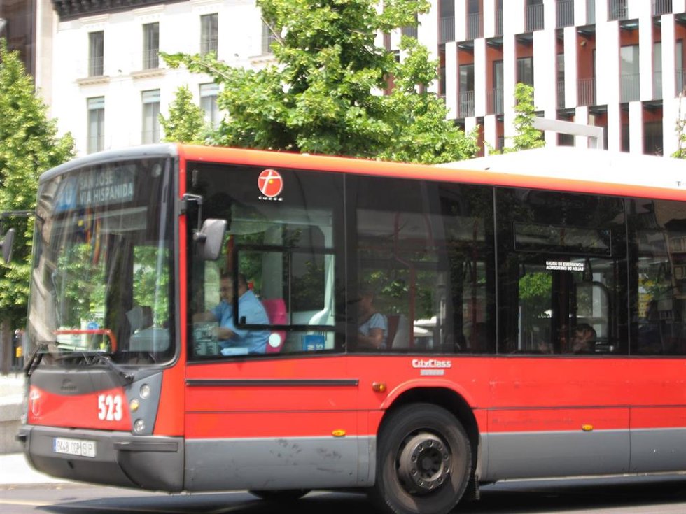 Archivo - Un autobús urbano de Zaragoza en la Plaza de España de la ciudad