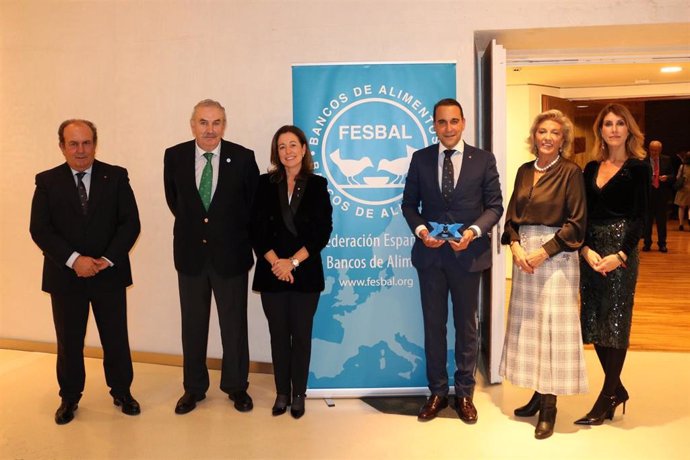 Responsables de Caja Rural de Extremadura  recogen el premio otorgado por la Feración Española de Banco de Alimentos