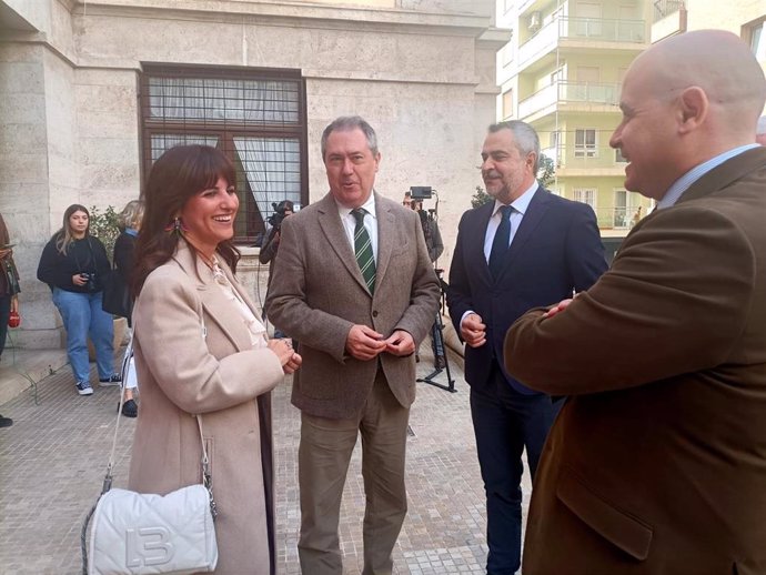 El secretario general del PSOE-A, Juan Espadas, frente a la Subdelegación de Gobierno de Almería.