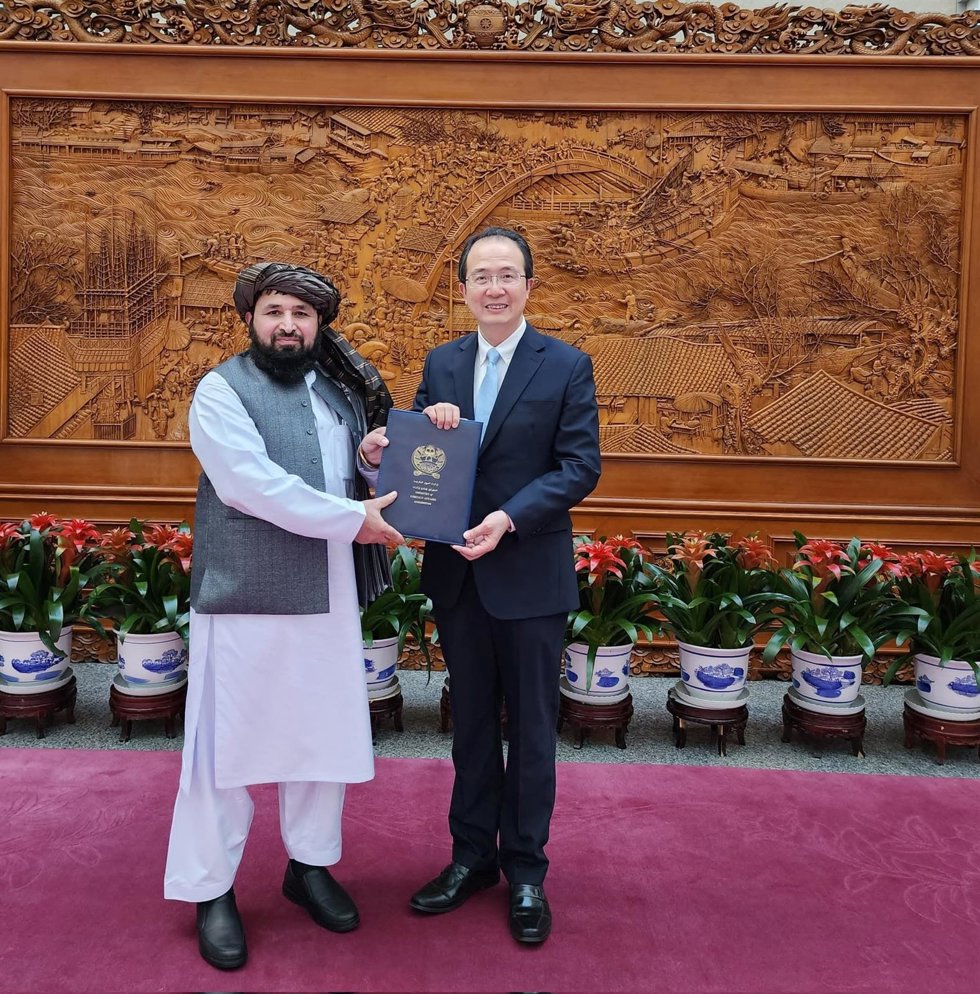 El nuevo embajador talibán en China, Bilal Karimi, asume oficialmente su puesto