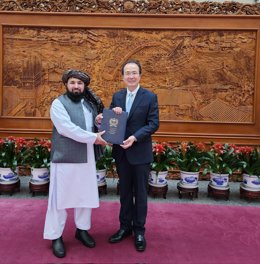 El nuevo embajador talibán en China, Bilal Karimi, asume oficialmente su puesto