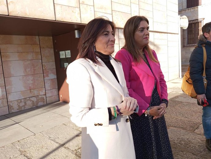 La secretaria de Organización del PSOE de Castilla y León, Ana Sánchez, y la portavoz socialista en la Diputación, Sandra Veleda.
