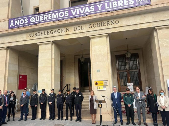 La delegada del Gobierno en la Comunitat Valenciana, Pilar Bernabé, en la Subdelegación del Gobierno en Alicante en el minuto de silencio en condena por el último asesinato machista ocurrido en Sagunt (Valencia).