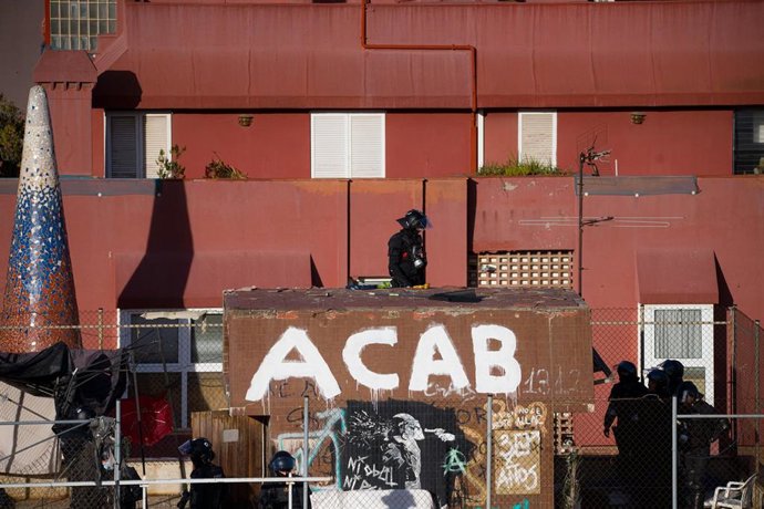 Mossos d'Esquadra en las inmediaciones de los edificios de la Runa y el Kubo, en la plaza Bonanova, a 30 de noviembre de 2023, en Barcelona, Catalunya (España).