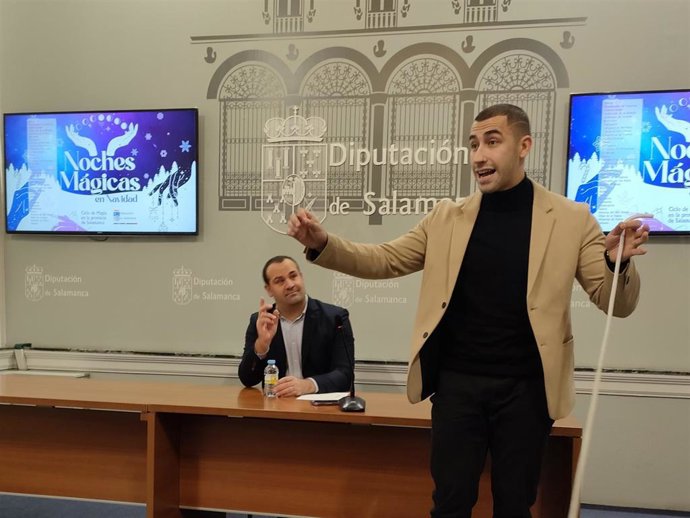 El mago Cess, participante en 'Noches Mágicas en Navidad', hace un truco de magia delante del diputado de Cultura en Salamanca, David Mingo
