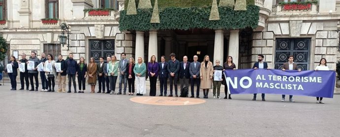 Imagen de la concentración celebrada ante el Ayuntamiento de Valncia para condenar la violencia machista tras el caso registrado en Sagunto (Valencia).