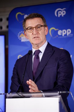 El presidente del PP, Alberto Núñez Feijóo, interviene durante una conferencia del Partido Popular Europeo, en el Hotel Grand Marina, a 27 de noviembre de 2023, en Barcelona, Catalunya (España). El Partido Popular Europeo (PPE) celebra un acto en Barcel