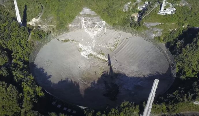 Archivo - Imagen de dron del radiotelescopio de Arecibo tras su colapso