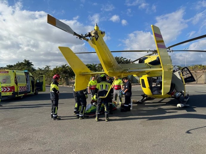 Ambulancia y helicóptero medicalizado del Servicio de Urgencias Canario (SUC)
