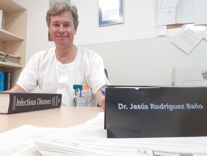 El doctor Jesús Rodríguez Baño, jefe de Servicio de Enfermedades Infecciosas del Macarena.
