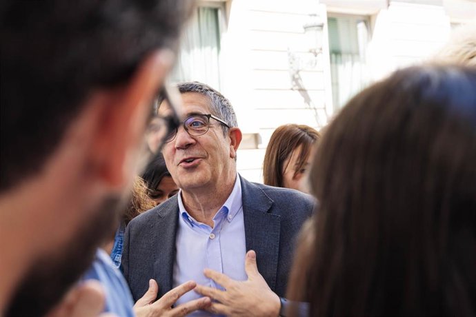 Archivo - El portavoz del PSOE en el Congreso, Patxi López, haciendo declaraciones 