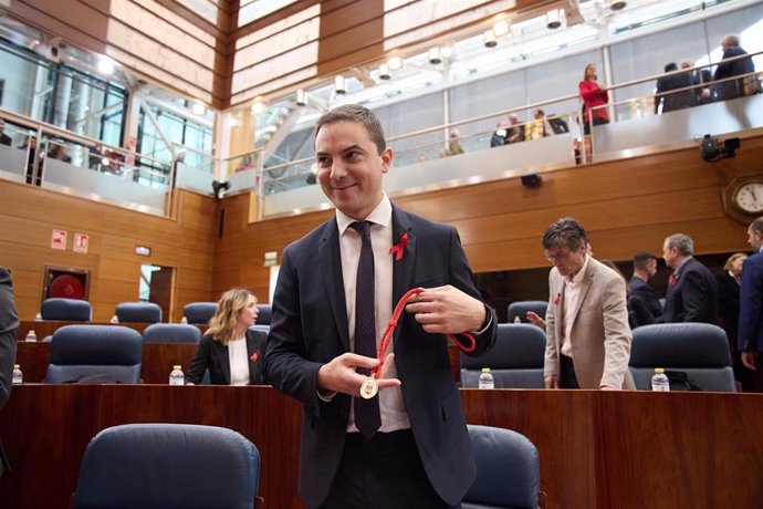 Juan Lobato en la Asamblea momentos antes del Pleno de los 40 años de la autonomía