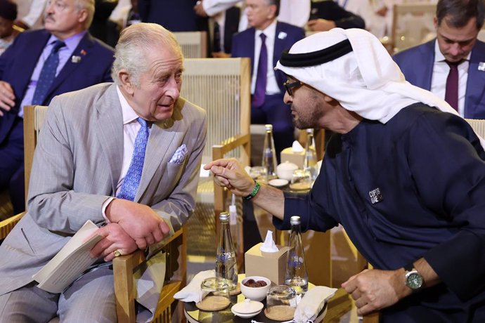 01 December 2023, United Arab Emirates, Dubai: King Charles III (L)speaks with the President of the United Arab Emirates Mohamed bin Zayed Al Nahyan during the opening ceremony of the United Nations Climate Change Conference (COP28). Photo: Chris Jacks