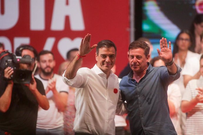 Archivo - El secretario general del PSOE y presidente del Gobierno y candidato a la reelección, Pedro Sánchez (i), y el exsecretario general del PSdeG, José Ramón Gómez (d), en un acto de campaña de cara al 23J, en el Auditorio Gustavo Freire, a 20 de j