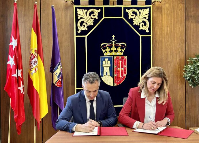 El consejero de Medio Ambiente, Agricultura e Interior, Carlos Novillo, ha firmado con la alcaldesa pozoleña, Paloma Tejero, el acuerdo con el que este municipio entra a formar parte de esta plataforma digital Portal del Suelo 4.0