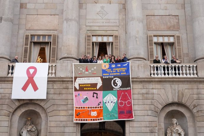 El Tapís Memorial pel Dia Mundial de la Sida a L'Ajuntament de Barcelona