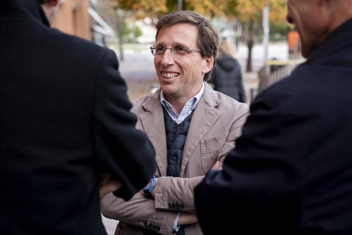 El alcalde de Madrid, José Luis Martínez-Almeida, conversa a su llegada a la presentación de la implantación completa del nuevo bicimad tras su renovación tecnológica, a 1 de diciembre de 2023, en Madrid (España)