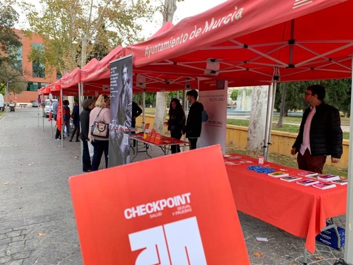 Punto de atención e información a pie de calle con motivo del Día Mundial del Sida