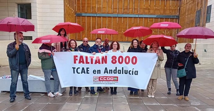 Movilización en Granada exigiendo la contratación de 8.000 técnicos en cuidados auxiliares de enfermería en Andalucía.