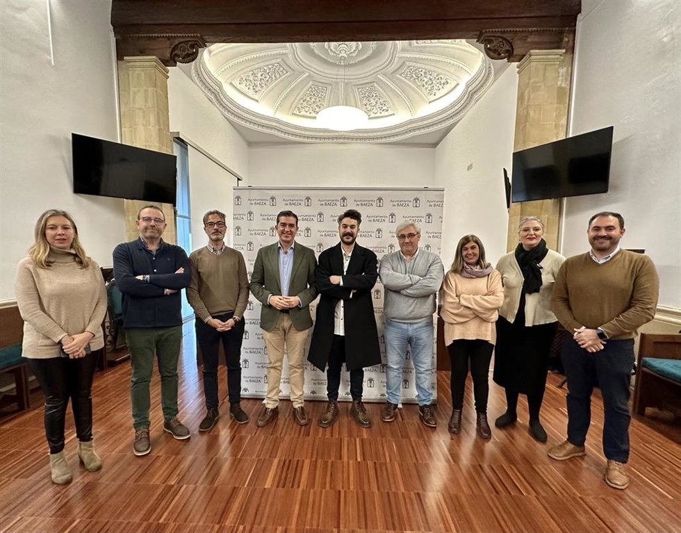 Recepción al cocinero Juan Carlos García (c) en el Ayuntamiento de Baeza.
