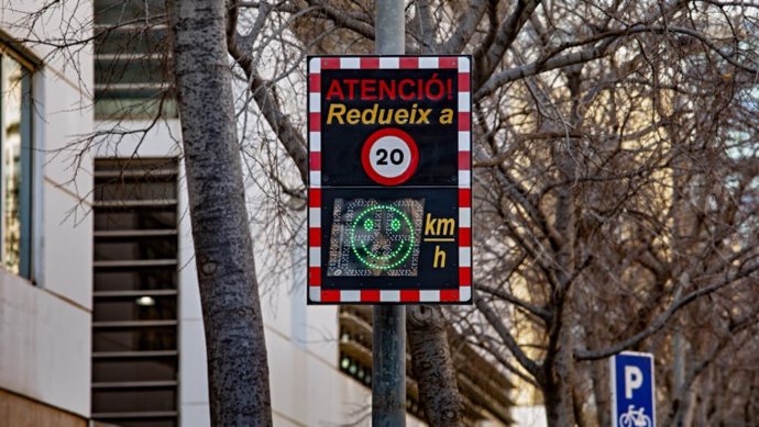 Imatge d'un dels radars pedagògics de Barcelona