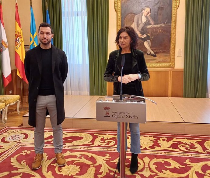 Rueda de prensa de la concejala de Cultura, Juventud y Museos de Gijón, Montserrat López Moro, acompañada del director de la la Fundación Municipal de Cultura (FMC, Aitor Martínez.