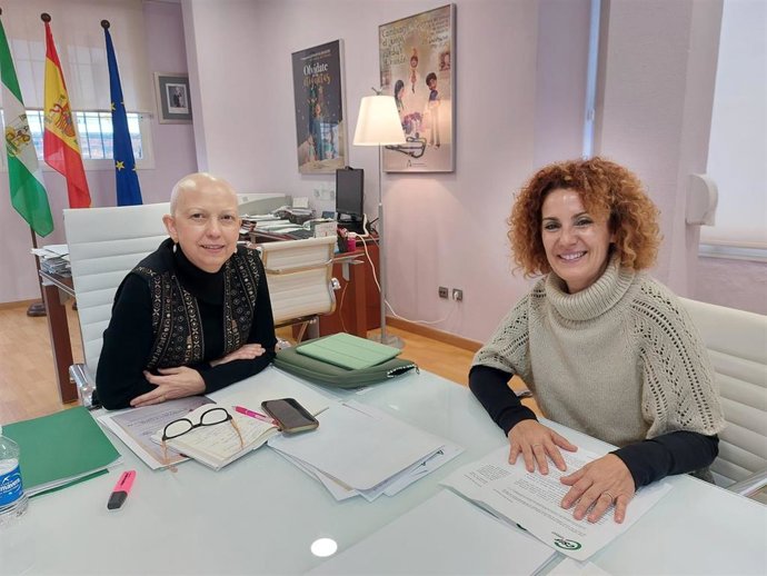 La secretaria de Igualdad de CSIF-A, Carmen Alguacil (derecha), y la directora del IAM, Olga Carrión (izquierda), en la sede del instituto.