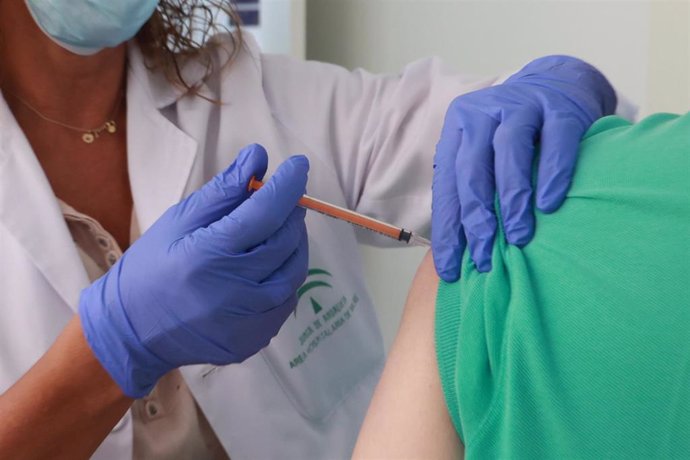 Archivo - Un hombre se vacuna contra la gripe y la covid en un centro de salud de Sevilla.