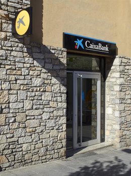 Archivo - Oficina de CaixaBank en una zona rural de Andalucía.