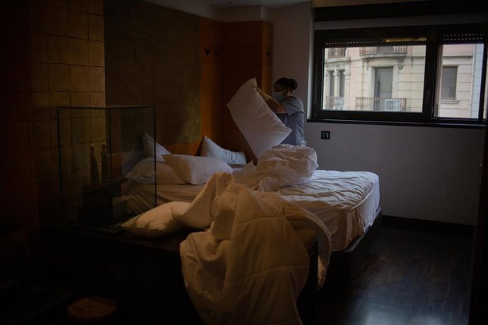 Archivo - Una camarera de pisos.