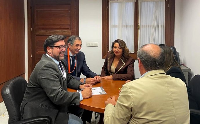 Np Capadr  Carmen Crespo Se Reúne Con El Alcalde De Lora Del Río Para Abordar S Vías De Auxilio En El Ámbito Hídrico