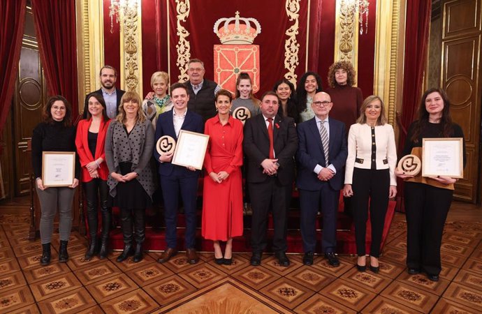 La presidenta Chivite junto a las personas galardonadas y autoridades presentes en el acto